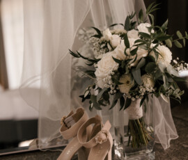 Stimmungsvolle Hochzeitsfloristik für die Festtafel: weiße Blüten, zartes Grün und Kerzen schaffen eine romantische Atmosphäre. Hochzeitstisch mit weißer Blumendekoration, Kerzen und eleganter Tischgestaltung.