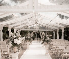 Stilvolle Hochzeitsfloristik für die freie Trauung: weißer Blumenschmuck, elegante Blumenständer und eine festliche Traukulisse von Gärtnerei Reinwald Freie Trauung mit weißem Blumenschmuck, Blumenständern und Hochzeitsdekoration von Gärtnerei Reinwald Heilbronn.
