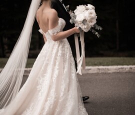 Zeitlose Hochzeitsfloristik von Gärtnerei Reinwald: ein eleganter Brautstrauß mit weißen Blüten und natürlichem Grün für den besonderen Tag. Brautstrauß zur Hochzeit mit weißen Blüten und natürlichem Grün von Gärtnerei Reinwald Heilbronn.