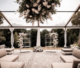 Elegante Hochzeitsfloristik von Gärtnerei Reinwald: weiße Blumendekoration, florale Säulen und schwebender Blumenschmuck schaffen eine stilvolle Lounge-Atmosphäre. Hochzeitslounge mit weißer Blumendekoration, schwebendem Blumenschmuck und floralen Säulen von Gärtnerei Reinwald Heilbronn.